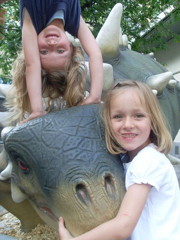Die Zwillinge Pia und Sophia Ginnow hatten die Dinos zum Knuddeln gern. Foto: Ginnow