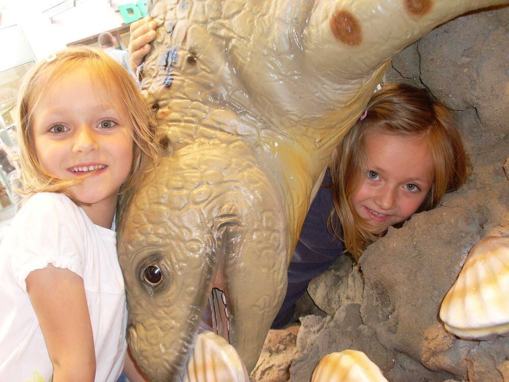 Die Zwillinge Pia und Sophia Ginnow hatten die Dinos zum Knuddeln gern. Foto: Ginnow