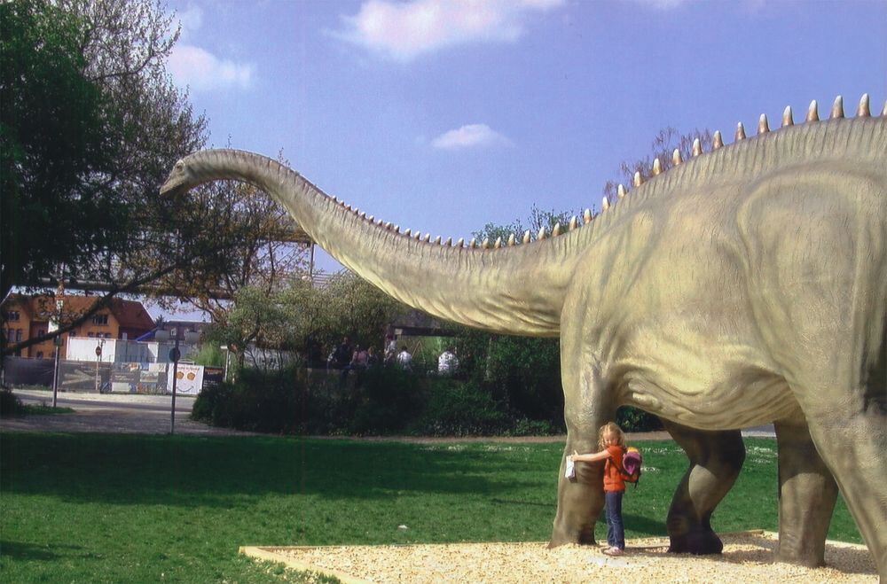 Amelie zeigt mir ihrer Oma die Dinos. Foto: Kazmaier