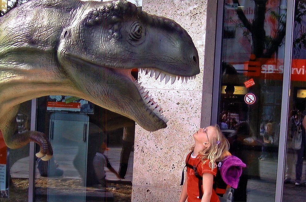 Amelie zeigt mir ihrer Oma die Dinos. Foto: Kazmaier