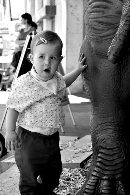 Rieke kann erst seit kurzem laufen und ist begeistert von den Dinos. Foto: Prax