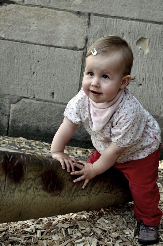 Rieke kann erst seit Kurzem laufen und ist begeistert von den Dinos. Foto: Prax