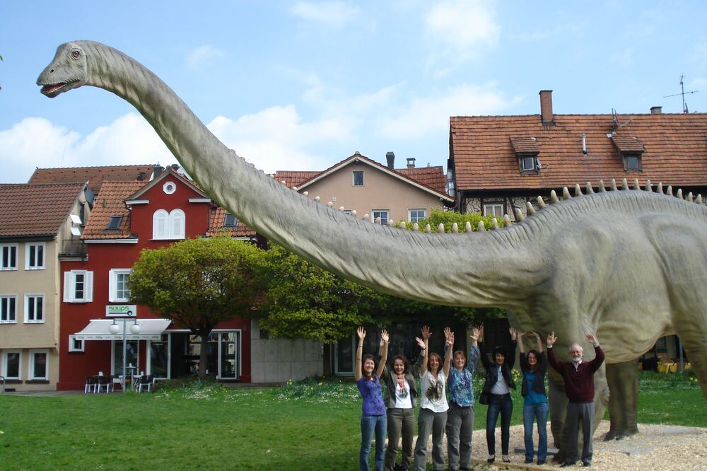 Arbeitskollegen: Erinnerungsfoto zum 40-jährigen Dienst-(Dino-)Jubiläum. Foto: Hohenstein