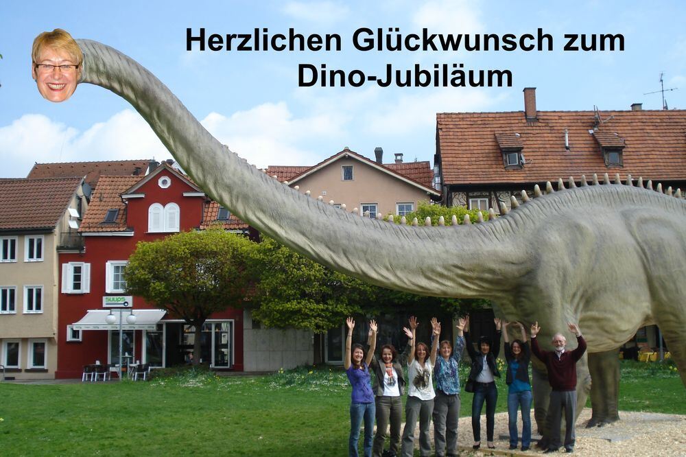 Arbeitskollegen: Erinnerungsfoto zum 40-jährigen Dienst-(Dino-)Jubiläum. Foto: Hohenstein