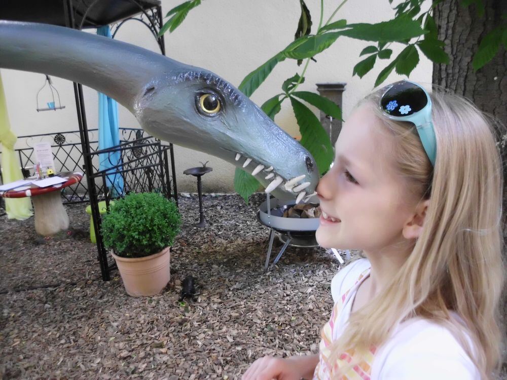 Erstmal beschnuppern: Denise Haarer mit dem Tanystropheus. Foto: Haarer