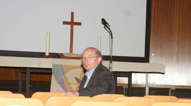 Pfarrer Klaus Schmidt in »seiner« Kirche im Dietrich-Bonhoeffer-Haus. Der Pfarrer geht nach 21 Jahren in Bad Urach in den Ruhest