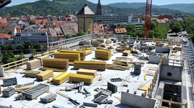 Die Stadthalle aus der Vogelperspektive: Diesen Blick hat Kranführer Muradif Musovic täglich bei der Arbeit. FOTO: HEID