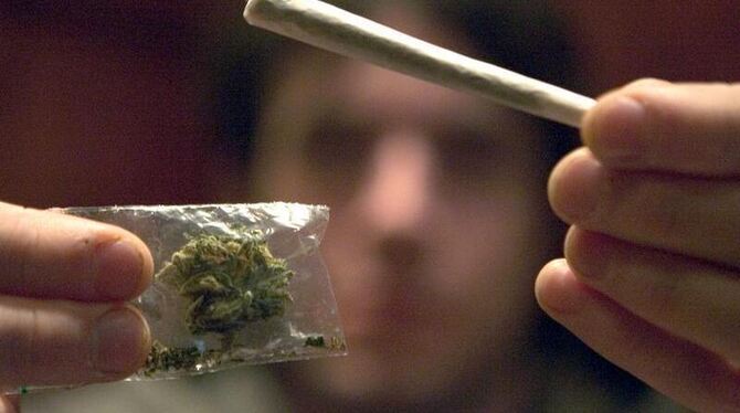 Haschisch im Beutel und im Joint.