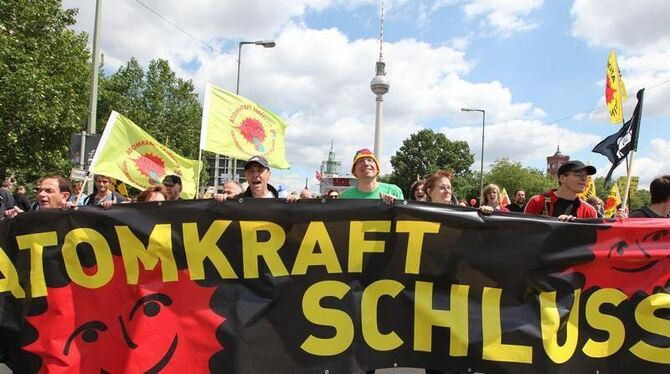 Die Demonstranten In Berlin zogen vom Alexanderplatz, vorbei am Bundestag, zur Bundesgeschäftsstelle der CDU.