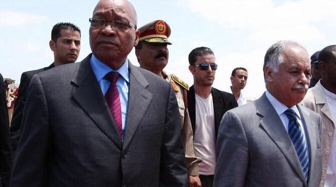 Südafrikas Präsident Jacob Zuma (L) wird in Tripolis von Libyens Regierungschef Baghdadi al-Mahmudi begrüßt.