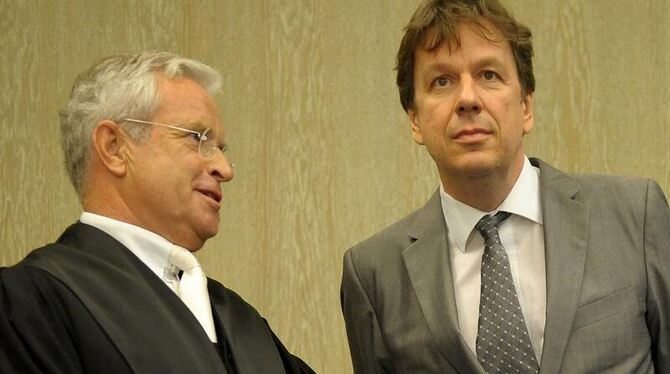 Der Wettermoderator Jörg Kachelmann mit seinem Anwalt Johann Schwenn vor der Urteilsverkündung.