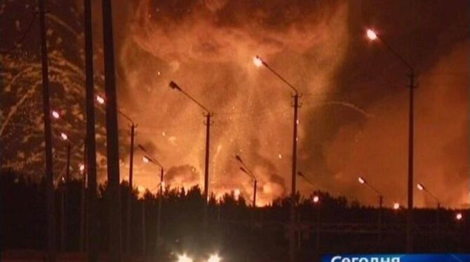 Knapp 30 000 Anwohner mussten wegen schwerer Explosionen in einem russischen Munitionsdepot fluchtartig ihre Häuser verlassen