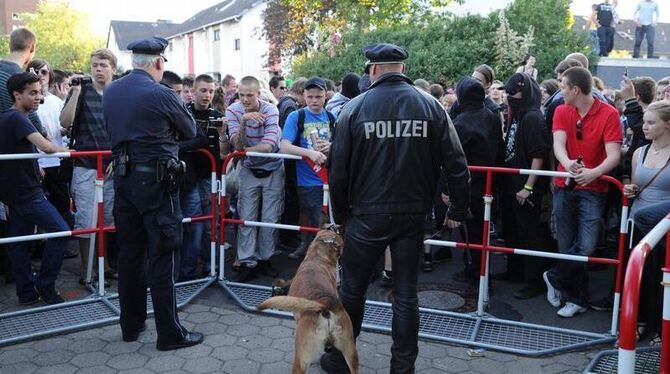 Sicher ist sicher: Hamburger Polizisten sichern den Weg zu dem Haus der Geburtstagskindes.