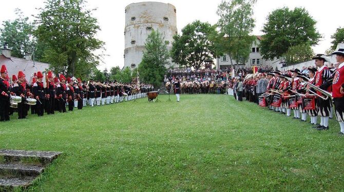 Aufgestellt zum Großen Zapfenstreich: Die Historischen Bürgerwehren des ehemaligen Landes Hohenzollern am Samstag in Trochtelfin