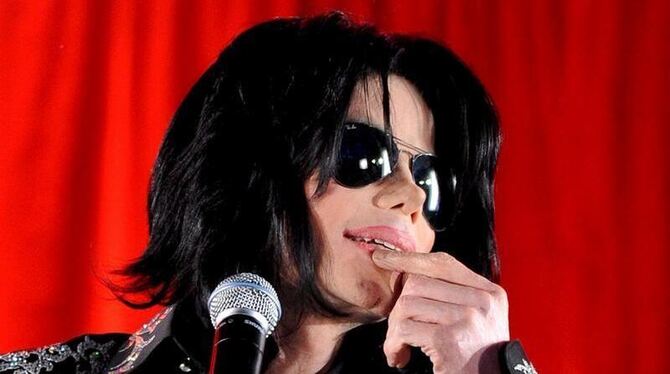 Michael Jackson bei seiner Konzert-Ankündigung in London (Archivfoto vom 05.03.2009). Michael Jackson bei seiner Konzert-Ankündigung in London (Archivfoto vom 05.03.2009).