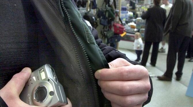 Das Bild zeigt den fingierten Diebstahl einer Digitalkamera in einem Hifi-Geschäft.