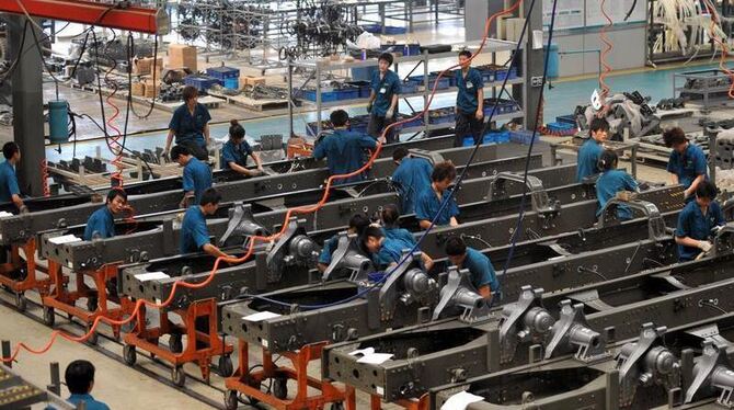 Mitarbeiter des LKW-Werks der »China National Heavy Duty Truck Group Co.« Die Erholung der Weltwirtschaft macht weiterhin gut