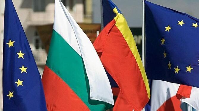 Die Flaggen von Bulgarien und Rumänien zwischen EU-Fahnen.