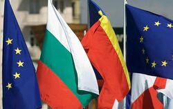 Die Flaggen von Bulgarien und Rumänien zwischen EU-Fahnen.
