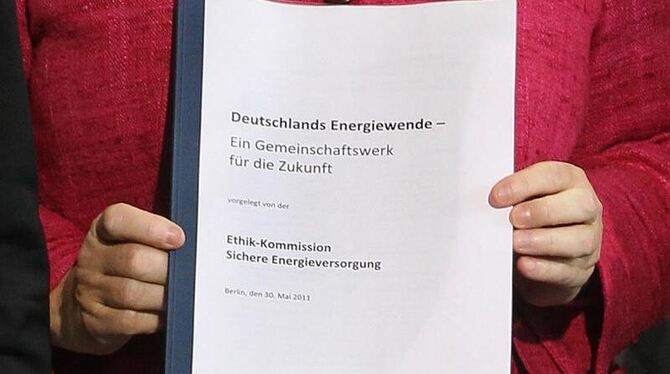 In den Händen von Kanzlerin Merkel: Der Bericht der Ehtik-Kommission »Sichere Energieversorgung« zum Atomausstieg. In den Händen von Kanzlerin Merkel: Der Bericht der Ehtik-Kommission »Sichere Energieversorgung« zum Atomausstieg.