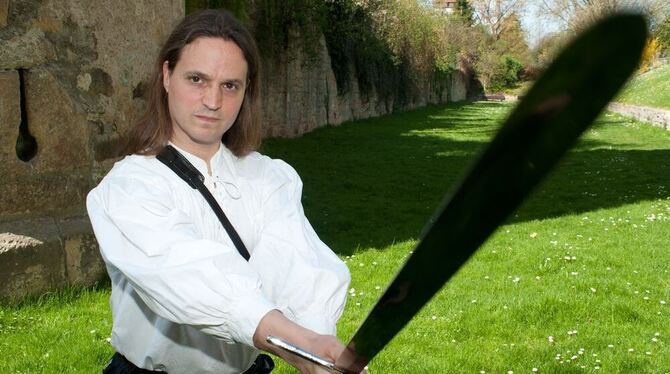 Konzentriert Kämpfen wie einst im Mittelalter. Wolfgang Abart aus Rottenburg erforscht die alten deutschen Kampfkünste und hat dafür sogar eine Schwertfegerlehre gemacht.	FOTO: MARKUS NIETHAMMER