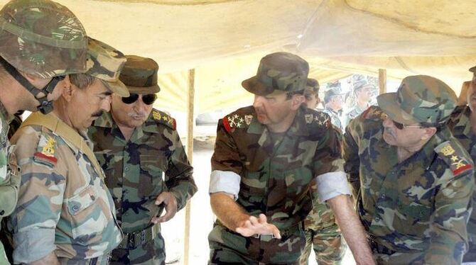 Die angekündigte Offensive der Armee gegen »bewaffnete Banden« hat begonnen. Hier Präsident Assad (2. v. r.) bei einem Truppe
