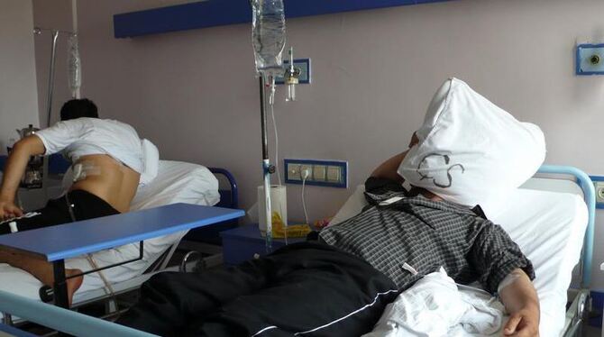 Zwei syrische Flüchtlinge aus Dschisr al-Schogur in ihren Krankenhausbetten, aufgenommen am 13.06.2011 im staatlichen Kranken