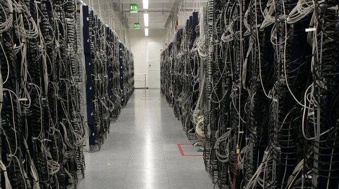 Ein Rechenzentrum mit Kabelverbindungen von Servern, aufgenommen bei einem Internet-Dienstleister in Berlin. (Archivfoto)