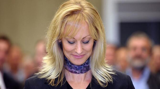 Die Ex-Geliebte von Jörg Kachelmann sitzt am Montag (06.09.2010) zum Beginn des Prozesses gegen den Wettermoderator in einem