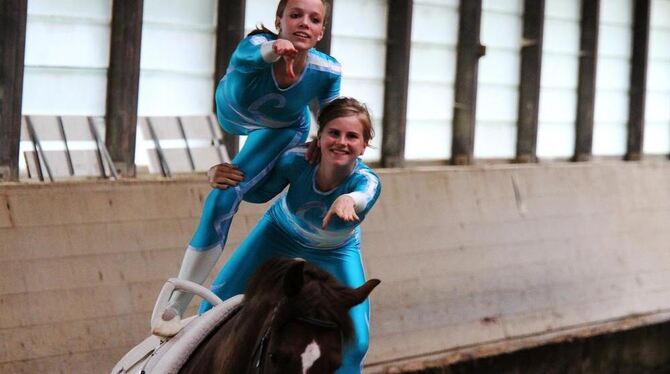 Mit Begeisterung am und auf dem Pferd: Alisa Lamparter, 14, (links) und Henriette Spellenberg, 17. FOTO: KOZJEK