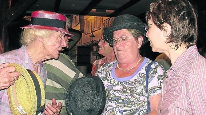 Hutliebhaberin Ursula Menton (links) beim Fachsimpeln.  FOTO: WIECHERT