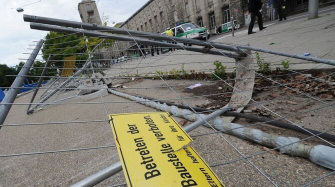Ein umgekippter Bauzaun am Morgen danach vor dem Stuttgarter Hauptbahnhof.