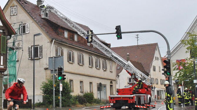 Dachziegel drohen auf die Straße zu rutschen: Die Mössinger Feuerwehr musste am Mittwochabend wie hier Auf der Lehr ausrücken. G