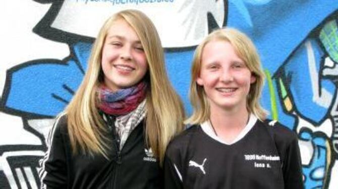 Sophia und Lena freuen sich doll auf das Auftaktspiel der WM. Sophia und Lena freuen sich doll auf das Auftaktspiel der WM.