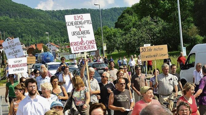 Lichtenstein vor einem Jahr: Rund 350 Bürger wollen, dass sich endlich was tut in Sachen Albaufstieg.  ARCHIVFOTO: TRINKHAUS