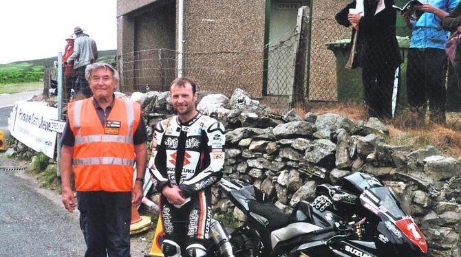 Willi Maier aus Willmandingen (links) hilft seit zehn Jahren beim berühmt-berüchtigten Motorradrennen auf der Isle of Man. FOTO: