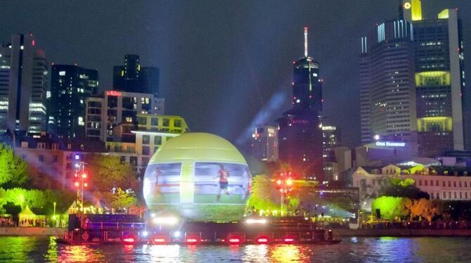 Ein aufwändiges Lichtspektakel fand während der WM-Eröffnungsshow »Ballzauber am Main« statt.