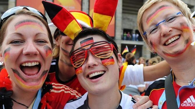 Verkleidete weibliche Fußballfans feiern vor dem Olympiastadion in Berlin.