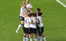 Die deutschen Frauen jubeln über ihren ersten WM-Treffer.