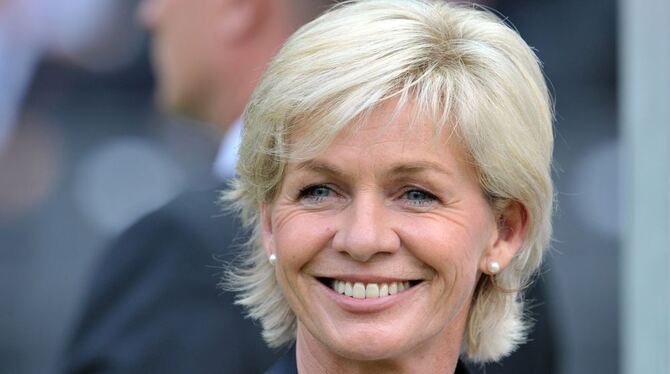 Am 2. Mai 1964 kam Silvia Neid in Walldürn/Odenwald zur Welt, und begann mit elf Jahren in der Jugend des SV Schlierstadt mit de