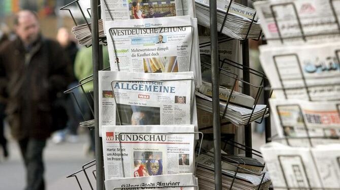 Tageszeitungen an einem Zeitungsstand: DJV und Verdi fordern Einkommenserhöhungen von vier Prozent für Zeitungsredakteure. (A