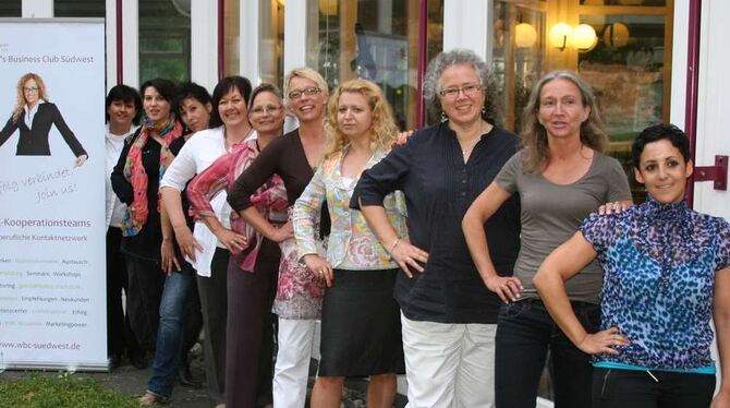 Unternehmerinnen aus der Region versammelten sich zur WBC-Gründung in Eningen.  FOTO: SCHEURER