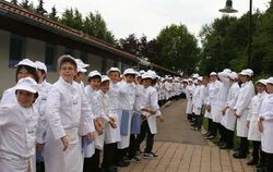 Weiße Kochjacken und Mützen, soweit das Auge reicht: Miniköche aus ganz Deutschland feierten in Bartholomä ihr Abschlussfest. FO