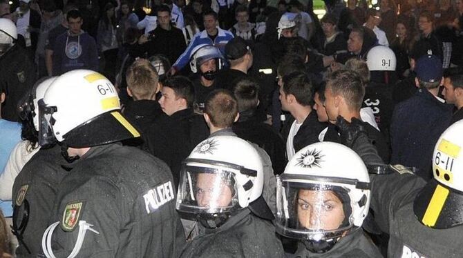 Eine Straßenparty mit rund 800 Teilnehmern löste in Wuppertal am Freitagabend einen Großeinsatz der Polizei aus. 