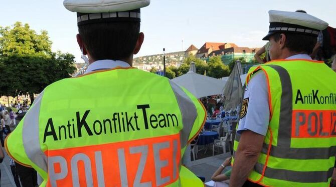 Zwei Polizisten des Anti-Konflikt-Teams der Polizei schauen der 80. Montagsdemo gegen das Bahnprojekt auf dem Stuttgarter Sch