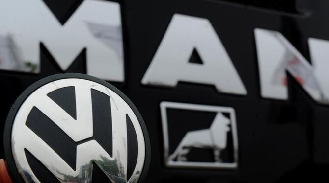 Volkswagen hat die Mehrheit an dem Lastwagenhersteller MAN erlangt. Der Wolfsburger Autokonzern hält 55,9 Prozent an MAN, wie
