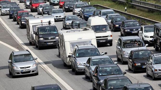 Autofahrer brauchen am Wochenende Geduld: Experten erwarten volle Autobahnen wie hier auf der A7 vor dem Elbtunnel.