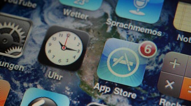 Ein Apple iPhone 3Gs, auf dem die Icons verschiedener Apps (Programme) angezeigt werden: Manche Apps gelten inzwischen als Ku