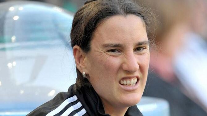 Nationalspielerin Birgit Prinz guckt während des Trainings genervt. Nationalspielerin Birgit Prinz guckt während des Trainings genervt.