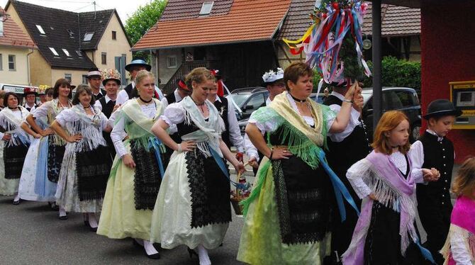 Echte Hingucker waren die Trachtengewänder. FOTO: RÖTHEMEYER